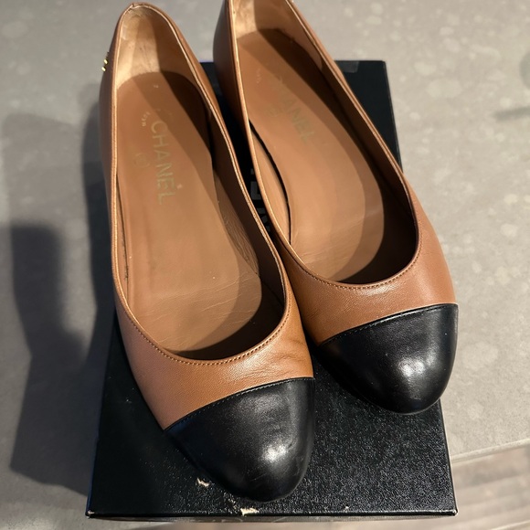 Chanel Brown and Black Leather Flats - Picture 7 of 8